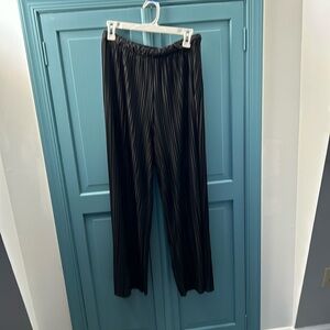 Really cute black pleated wide leg pants with elastic waistband. Size L/XL.